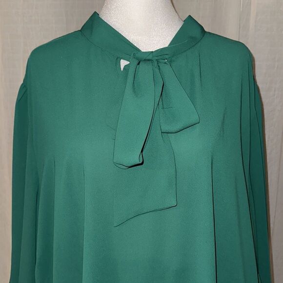 ELOQUII 28 Green Lightweight Flowy Bell Quarter Sleeve Front Neck Tie Blouse - Picture 3 of 14